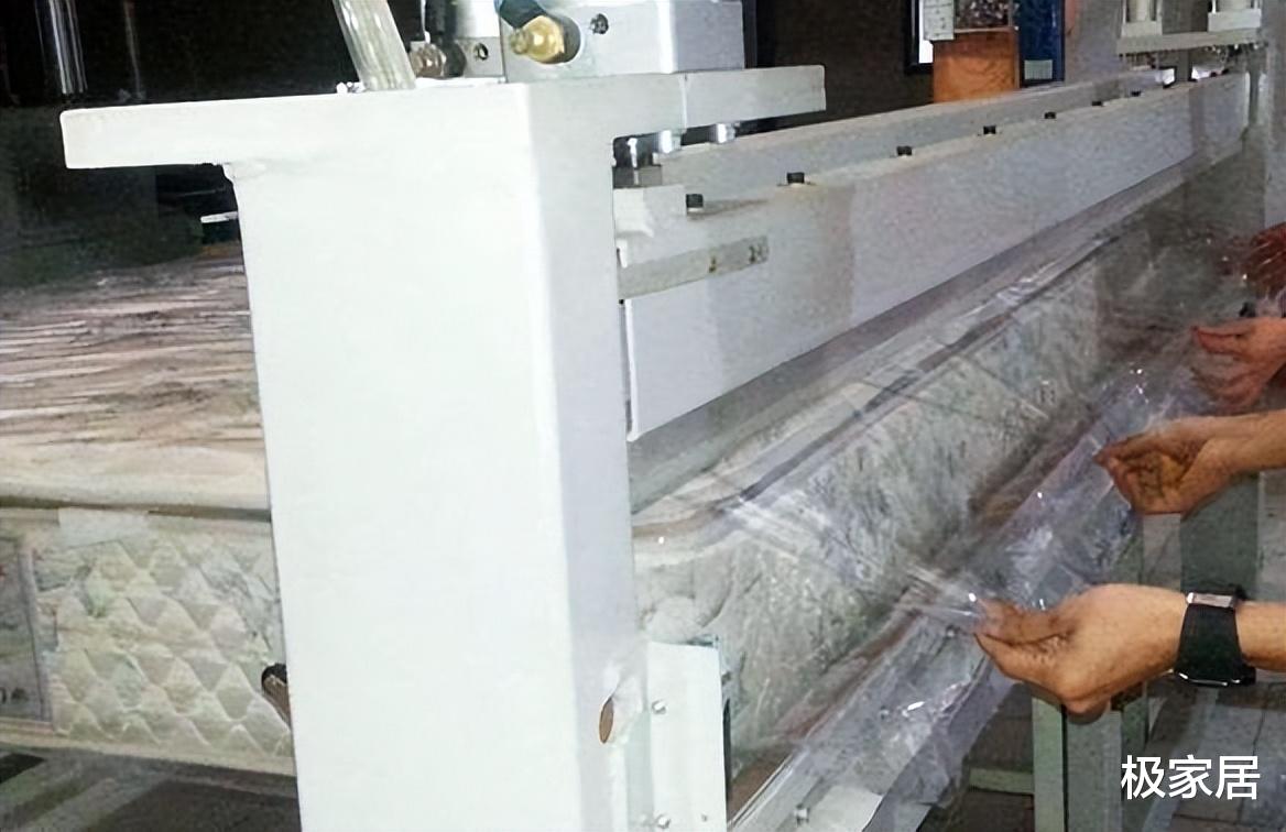 床垫上的“薄膜”要不要撕掉？多亏家具老板提醒，难怪床上螨虫多