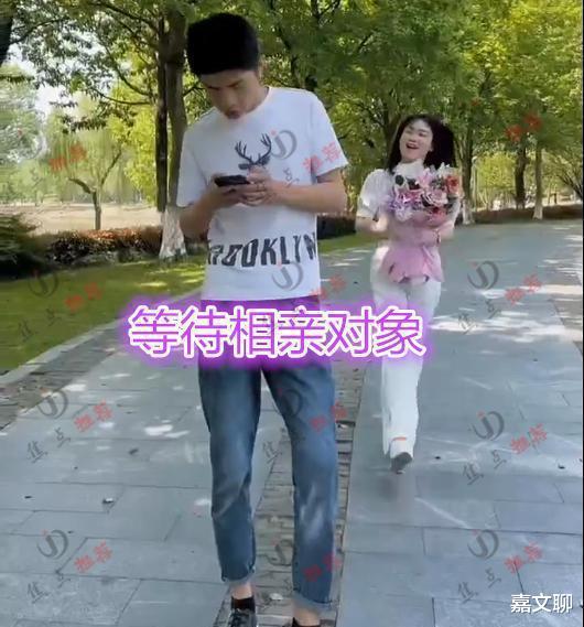 女子相亲遇以前的学生,掉头想跑被揪住头发,男生:没想到吧
