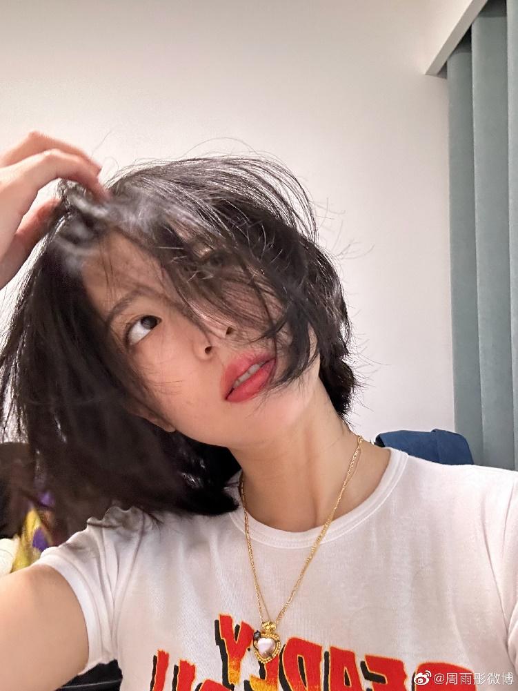 周雨彤拆完头套后的发型，头上顶着龙卷风，炸毛还是挡不住美貌