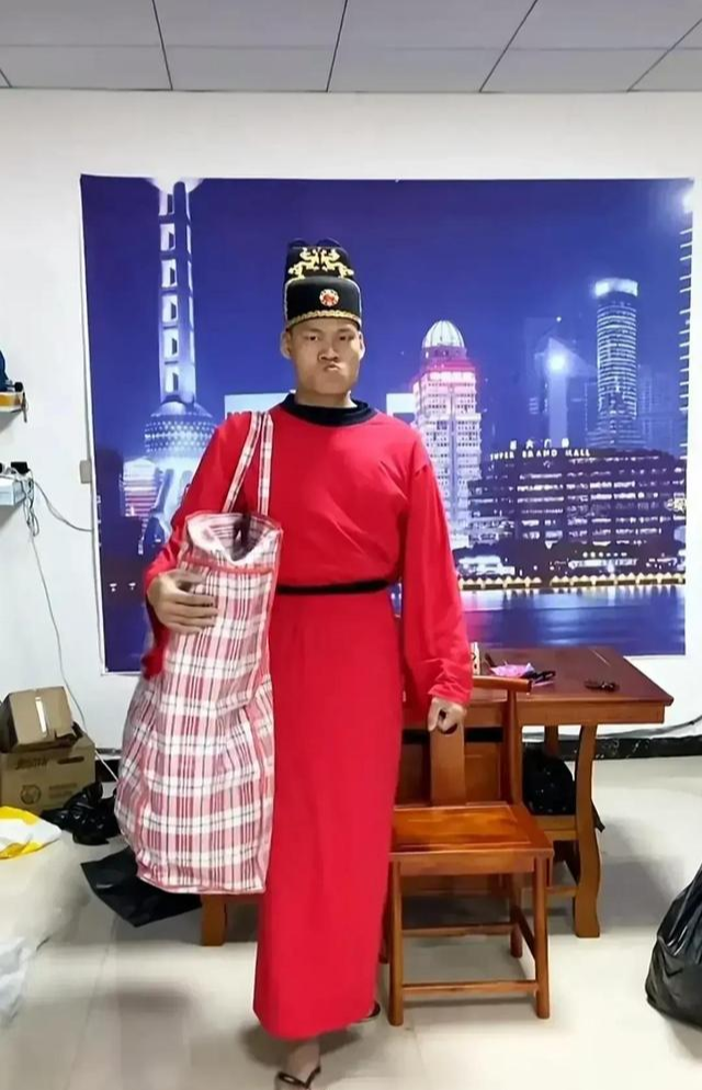 广西 广西小伙自称皇室后裔，还封发小为皇太子，每天穿皇袍村中视察！