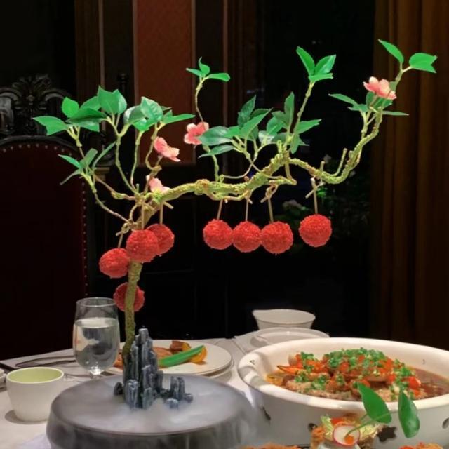 重庆女孩参加上海同学的婚礼,随礼800元,菜上桌竟尴尬到怀疑人生