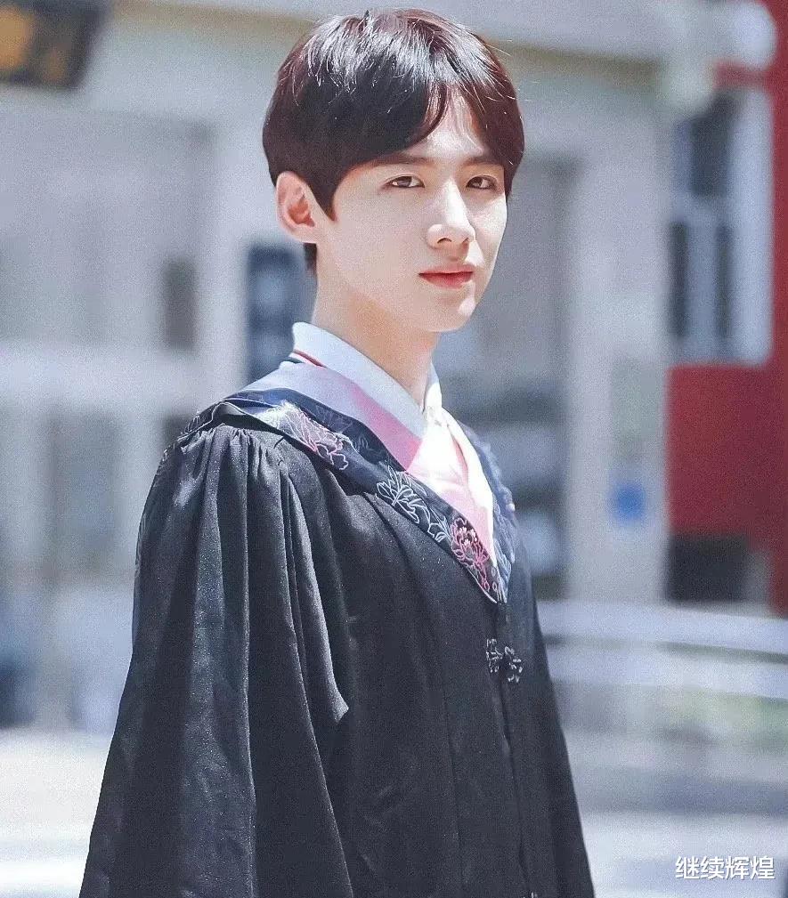 鹿晗|明星学士服造型太普通?肖战鹿晗满满少年感,看到张艺兴绷不住了