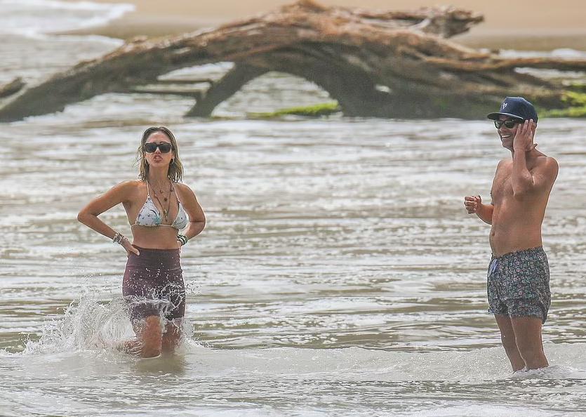 杰西卡|拒绝拍裸戏，巅峰时退圈，41岁的“地球球花”杰西卡才是人间清醒