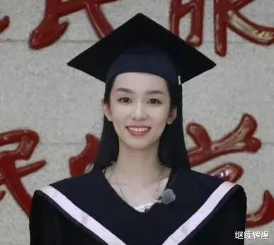 鹿晗|明星学士服造型太普通?肖战鹿晗满满少年感,看到张艺兴绷不住了