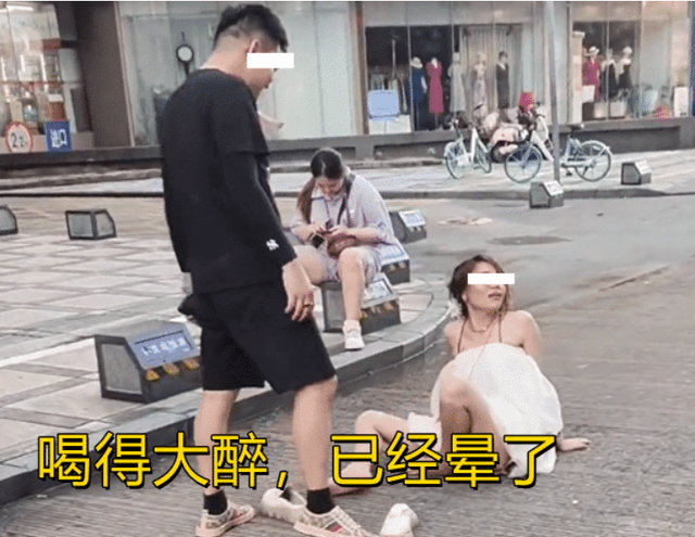 浙江一女子醉酒后白天躺在大街上,身穿白裙,路过男子笑着拍照