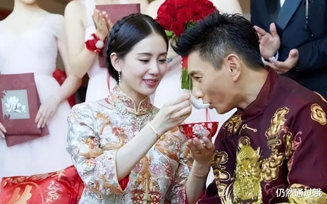 刘诗诗|吴奇隆一家三口深夜聚餐,刘诗诗全程抱娃不撒手,3岁步步超乖巧