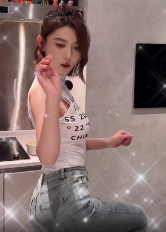|网红聂小雨化身“小厨娘”,撅屁股做饭引争议,网友:真做作