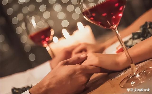 一八零后小伙拍下五十多岁大妈裸照,威胁大妈与其开房,大妈很害怕。
