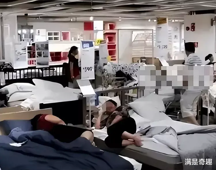 老人家具店蹭空调不走,老板无奈开制热30度,有的老人太不自觉了