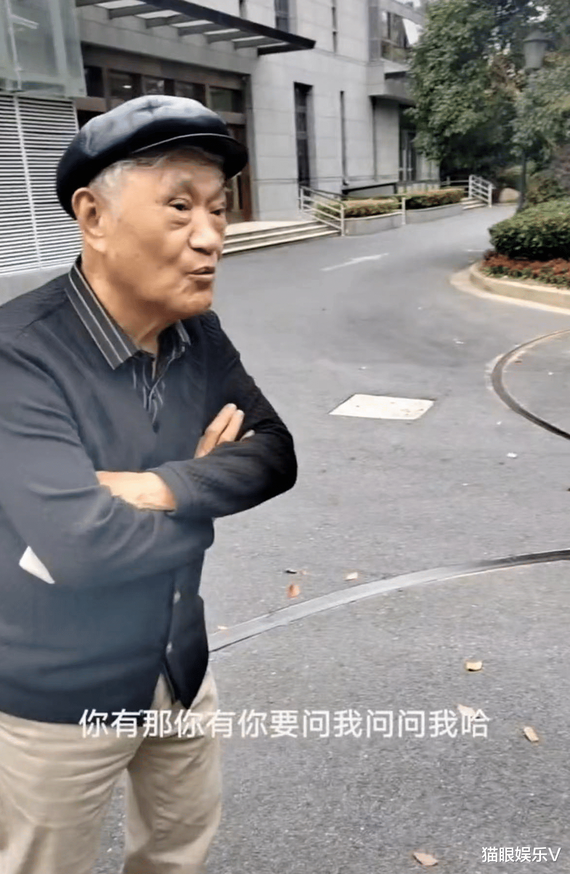 成龙|老戏骨牛犇丧妻后住养老院，87岁驼背显老态，下楼遛弯太惬意