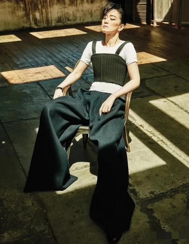 巩俐|56岁巩俐瘦到认不出！穿修身衣撑不起来，短发造型撞脸张艺谋