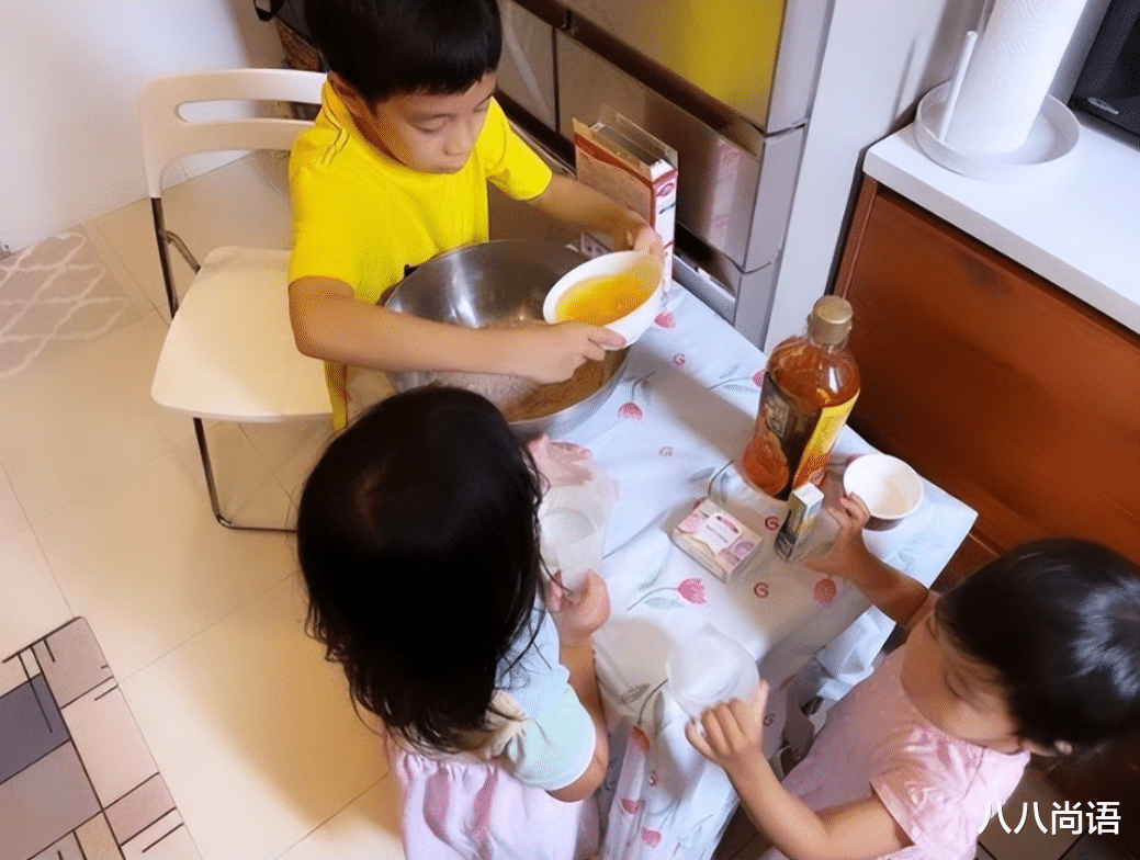 霍启刚|回顾：9岁霍中曦真有担当，把小4岁妹妹抱在腿上，霍启刚却在一旁看手机