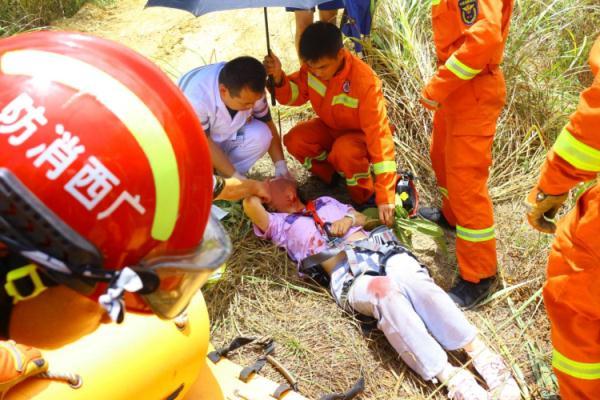 桂林两女子骑越野摩托车翻车坠落20米深山洞