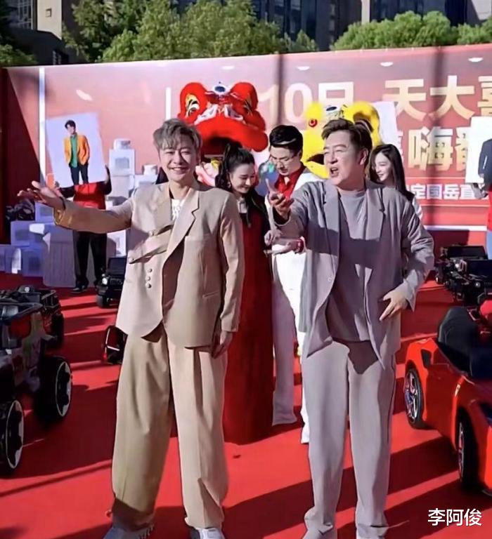陈浩民|陈浩民孙耀威同台捞金,三伏天穿一身西装跳舞,网友:皮笑肉不笑!