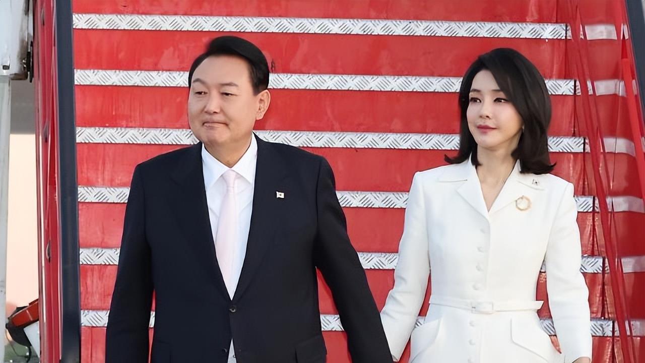 项链 韩国第一夫人素颜太美！穿白裙秀56厘米蚂蚁腰，戴1亿项链备受关注