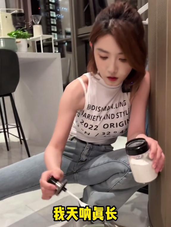 |网红聂小雨化身“小厨娘”,撅屁股做饭引争议,网友:真做作