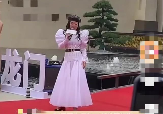 周冬雨|杨钰莹：频繁到小县城商演，卖力演出却无掌声，既寂寞又落魄