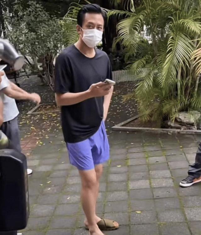 孙俪|孙俪久违秀恩爱,晒与邓超逛夜市,调侃自己“专业爱吃醋100年”