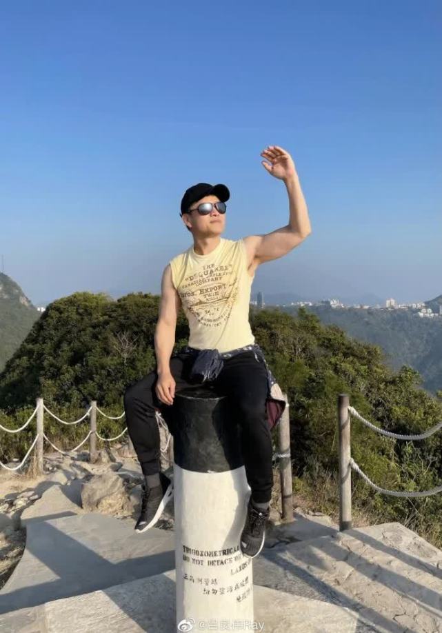 刘德华|61岁刘德华在66岁吕良伟面前竟像个小老头了