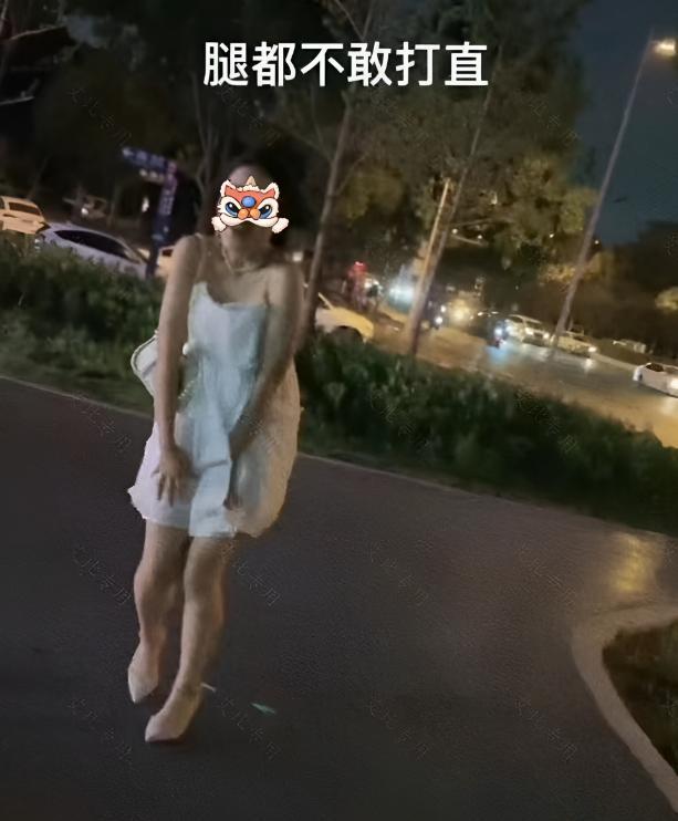 “这风不正经!”美女穿吊带裙去相亲,不料突然刮起一阵风