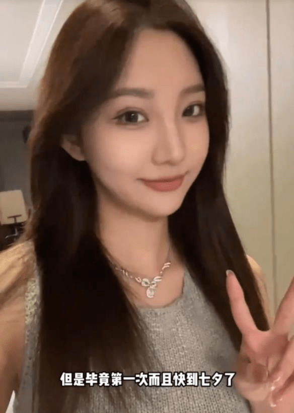 王思聪|王思聪女友秀恩爱，晒真丝内衣