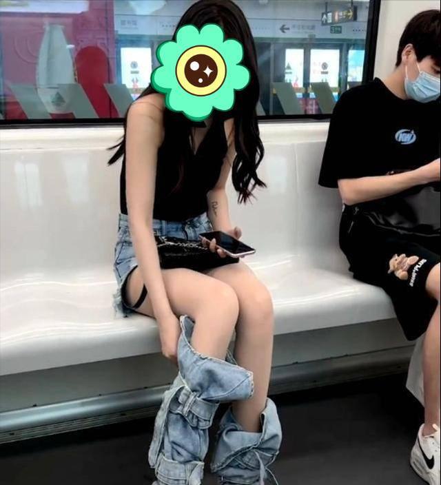 地铁上一女子裤腿掉在脚腕处,裤子分成两半,网友:欣赏不来