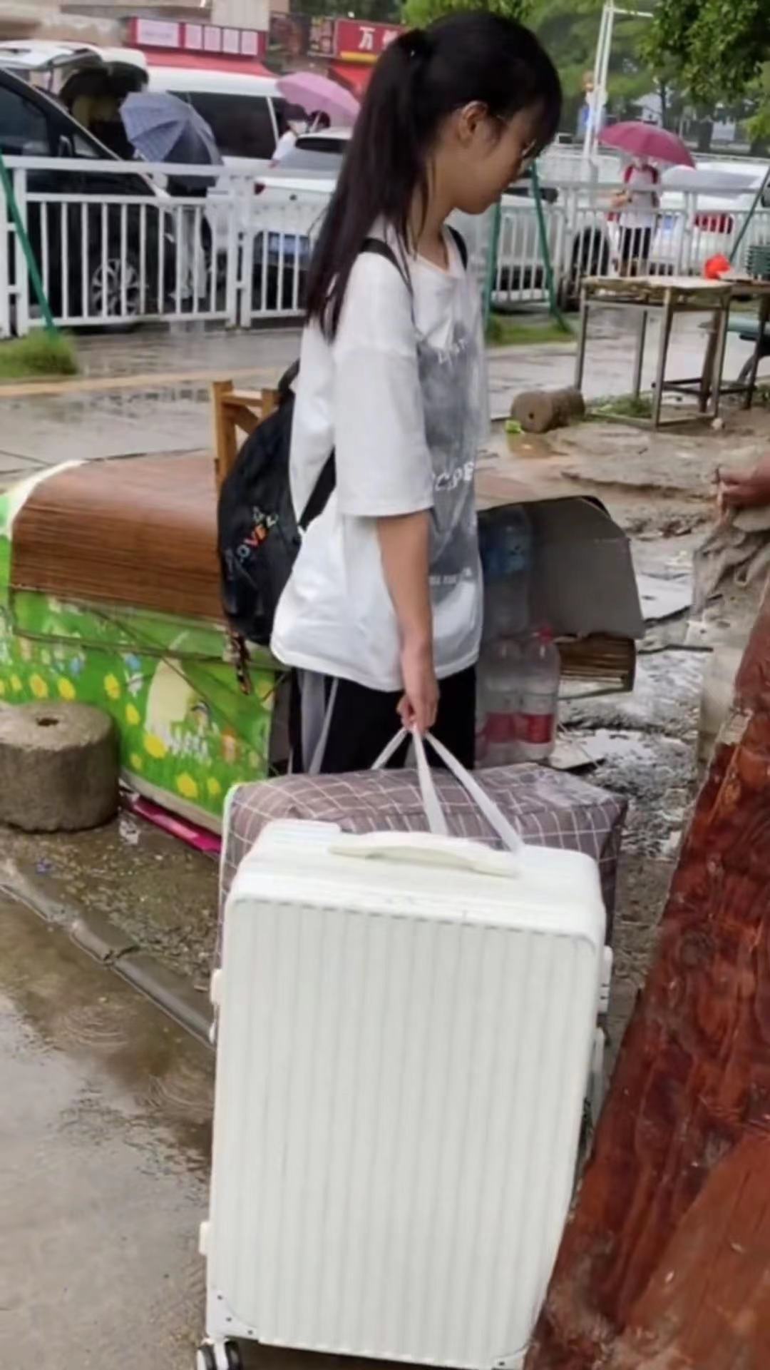 女孩|17岁女孩仅找到一个暑假工,但工厂却停止招聘,网友:痛苦又无助