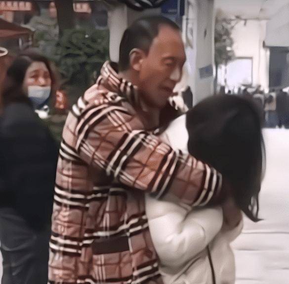 一老头街边抱住女子,声称:我什么都敢做!女子丝毫不敢进行反抗 !