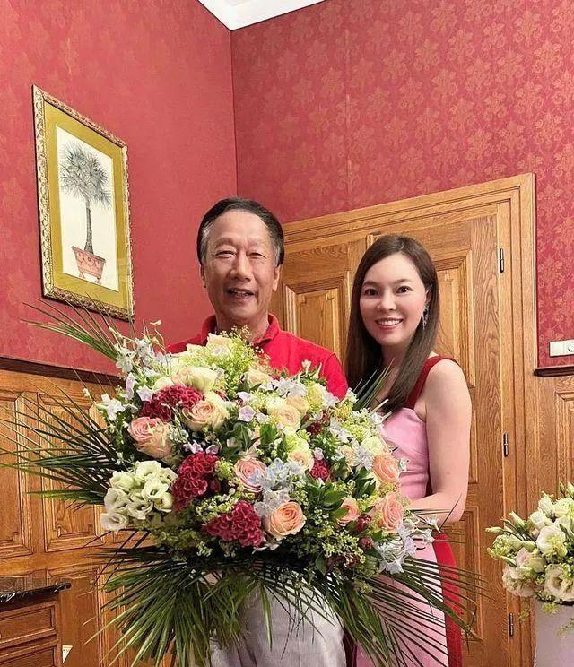 曾馨莹|郭台铭和妻子庆祝结婚14周年，47岁妻子保养得当