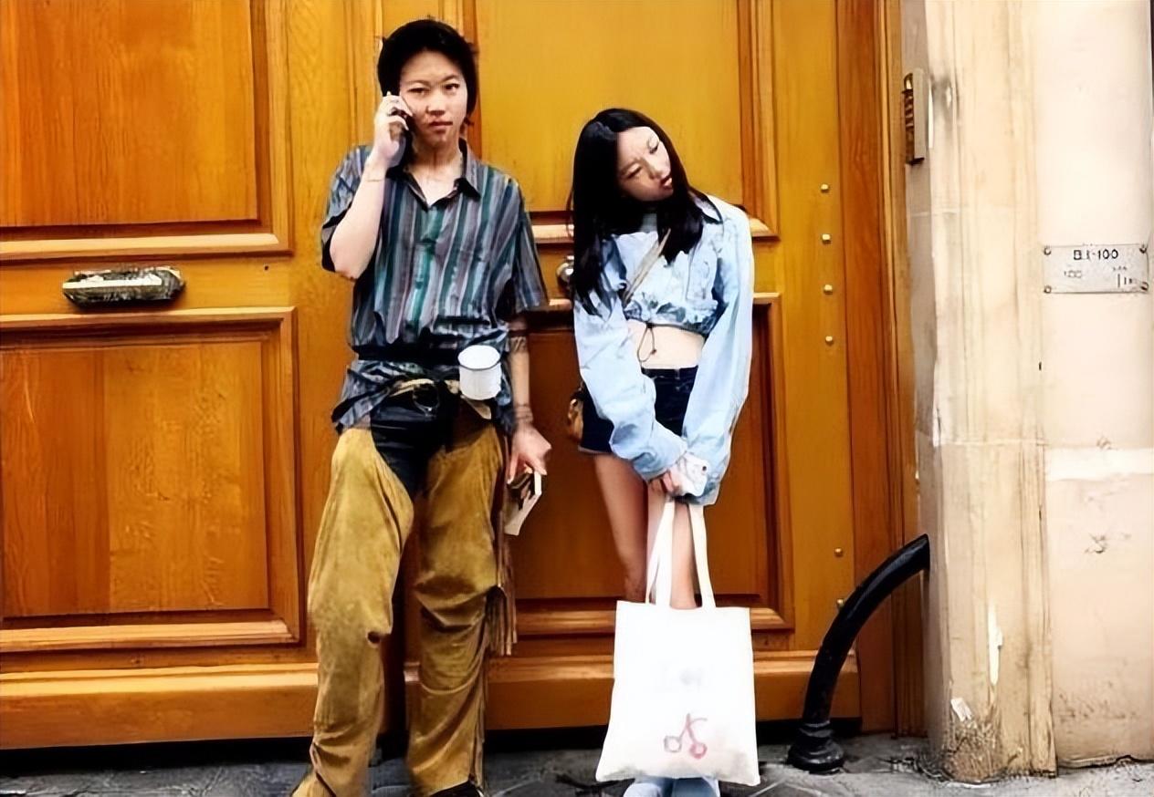 李嫣 王菲16岁李嫣近照曝光！抹红唇涂粉底妆容艳丽，白得发光模样气质大变