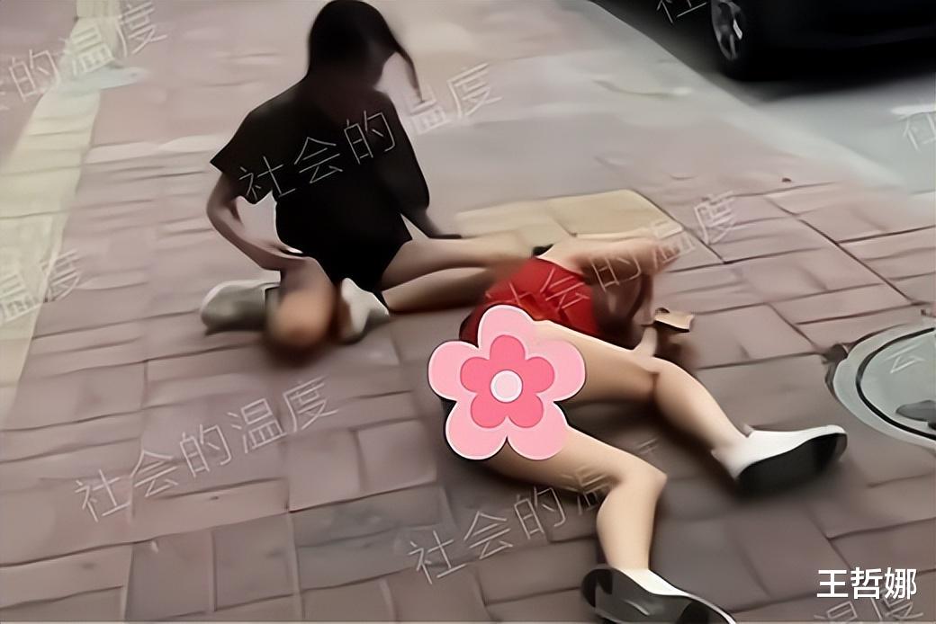 女孩|两个打工妹为争男友大打出手，红衣妹抱头大哭：是他先主动的