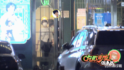 刘诗诗|吴奇隆一家三口深夜聚餐,刘诗诗全程抱娃不撒手,3岁步步超乖巧