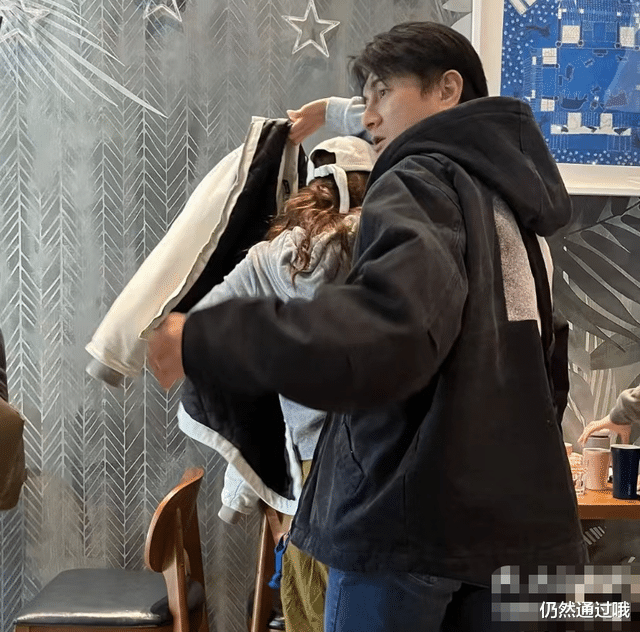 刘诗诗|吴奇隆一家三口深夜聚餐,刘诗诗全程抱娃不撒手,3岁步步超乖巧