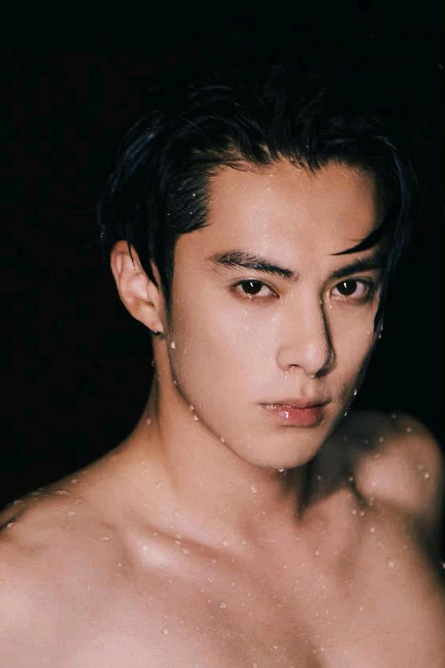 王鹤棣|王鹤棣海边湿发造型大片，英俊五官硬朗身材，瞬间圈粉