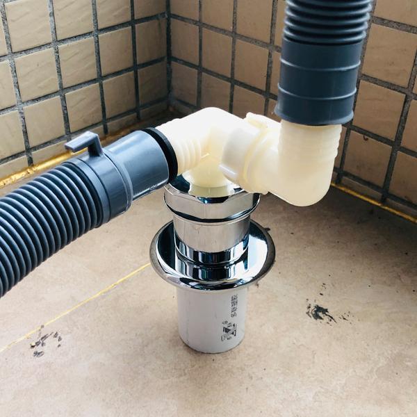 洗衣机排水管不要直接插在地漏里,容易溢水和反味,改一下更好用