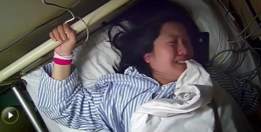 女子生双胞胎时,公公亲自接生,老公旁边陪产!