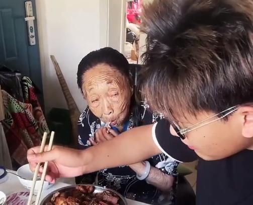 马玉琴在孙子家的卧室曝光,满屋花、杂物,网友:不如跟着李玉成