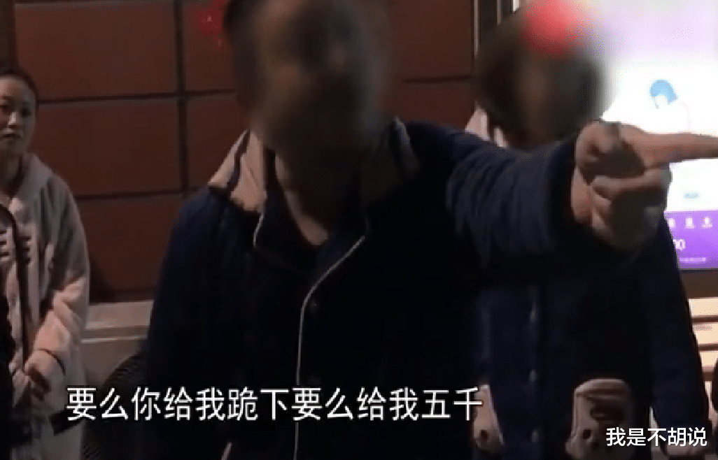外卖员送餐不小心吵醒孩子,顾客却让对方下跪,顾客:要么跪下要么给我5000