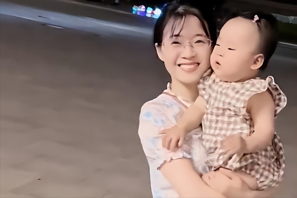 河南濮阳,48岁外婆抱着外孙女,人们都以为是母女:年轻又漂亮