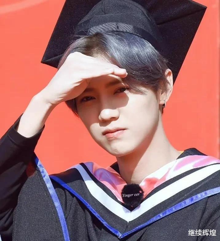 鹿晗|明星学士服造型太普通?肖战鹿晗满满少年感,看到张艺兴绷不住了