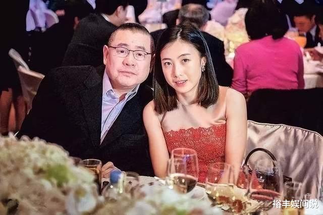 刘銮雄|71岁富商刘銮雄再度现身街头!三个保镖持六块白毛巾,独自行走精神好