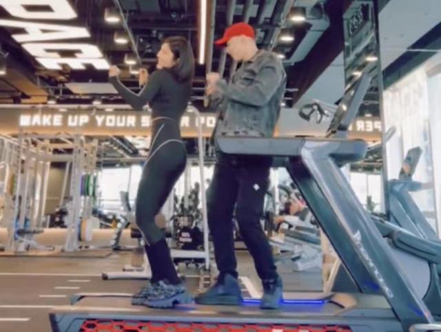 赵奕欢|赵奕欢跑步机上与男子热舞,穿紧身衣显性感