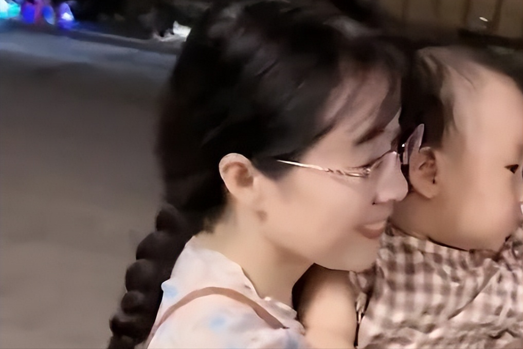 河南濮阳,48岁外婆抱着外孙女,人们都以为是母女:年轻又漂亮