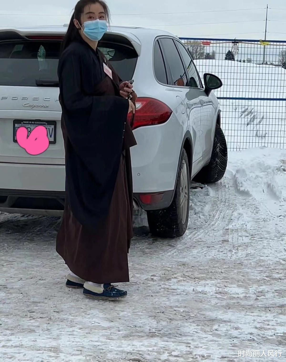 54岁王祖彦带发修行穿僧袍拿佛珠不敢认梳高马尾本人超级美