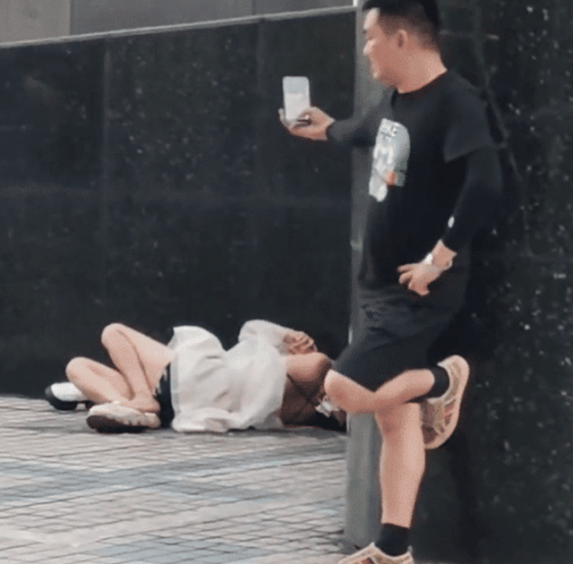 浙江一女子醉酒后白天躺在大街上,身穿白裙,路过男子笑着拍照