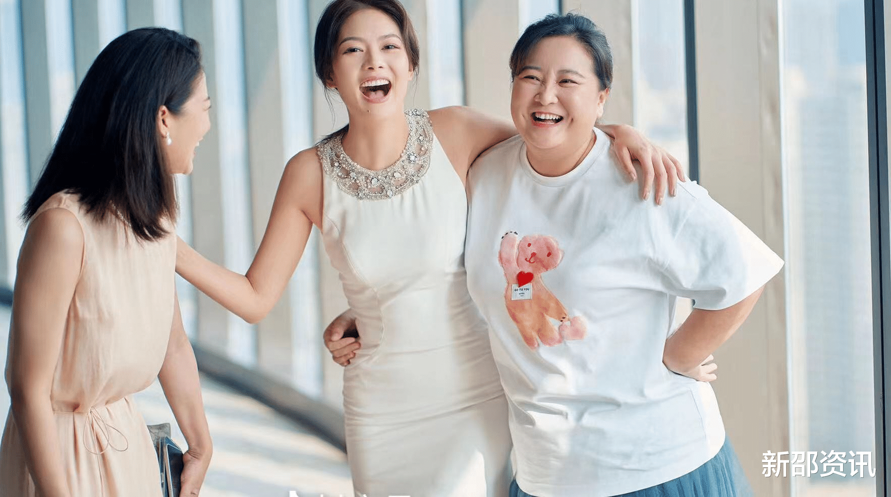 贾玲|31岁喜剧演员大婚众星祝贺！老板贾玲热泪盈眶，德云社演员也现身