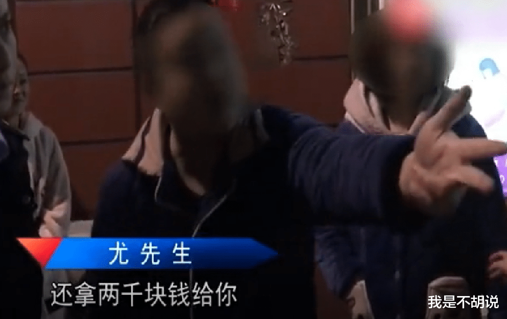 外卖员送餐不小心吵醒孩子,顾客却让对方下跪,顾客:要么跪下要么给我5000