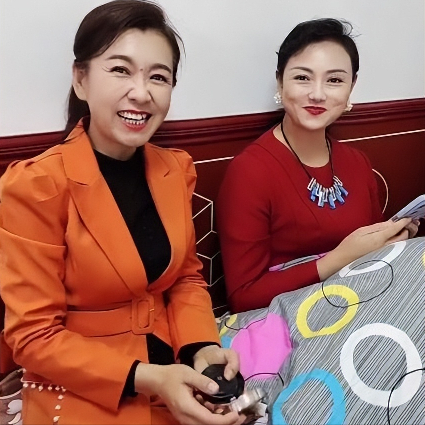 冬天来了,东北的火炕热乎乎:一炕的美女,一个比一个长得俊!
