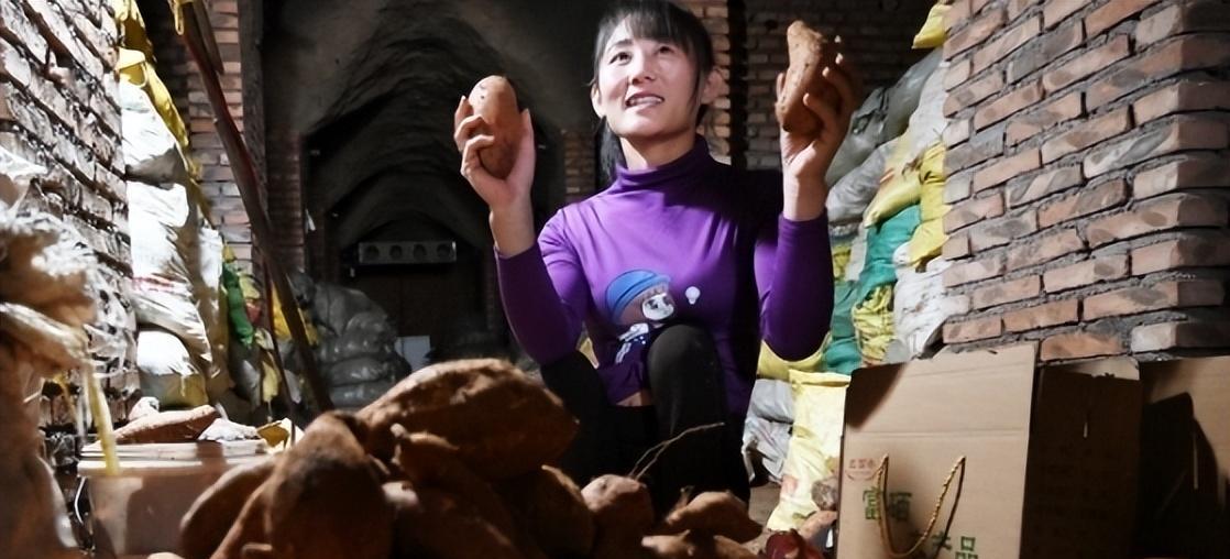 爬行女孩董明英,不顾家长反对24岁嫁给46岁光棍,如今怎么样了?