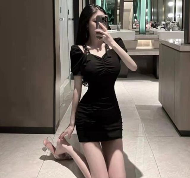 美女主播深夜约见榜一大哥,对方是农民工,还要求她当面换鞋袜